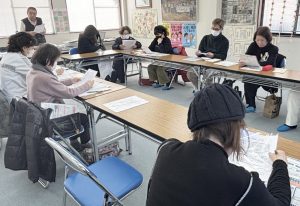 班会で集まり、みんなで申告書を作成